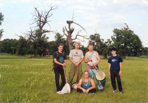 Břeclav - Pohansko, 2.7.2001
Entomologové na záplavových lukách u Dyje. Naučili jsme se sbírat kovaříka Oedostethus quadripustulatus - nyní můžeme zahájit cílené faunistické průzkumy jeho dalších příhodných biotopů.  
Keywords: Břeclav Pohansko Oedostethus quadripustulatus