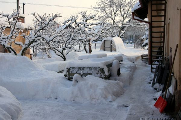 Pohřebačka 34, 11.1.2010
Zachumelený dvoreček...
Klíčová slova: Opatovice nad Labem Pohřebačka