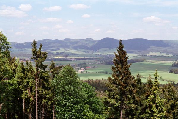 Police nad Metují, 30.5.2004
Pohled ze Strážné hory na Ruprechtický Špičák.
Keywords: Police nad Metují Strážná hora Ruprechtický Špičák