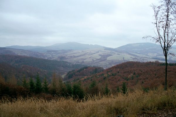 Poteč, 23.11.2003
Pohled z vrchu Ploštiny na východ na kotlinu v okolí obce Návojná.
Schlüsselwörter: Bílé Karpaty Poteč Ploštiny Ploščiny Návojná