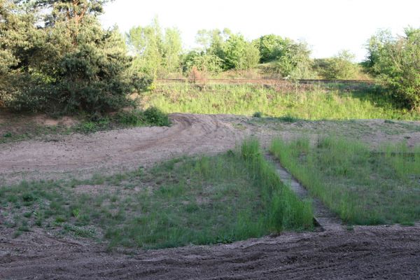 Praskačka, 23.5.2010
Pískovna u železniční trati využívaná jako motokrosový areál. Pohled na písčiny s kostřavami.
Schlüsselwörter: Praskačka pískovna u trati