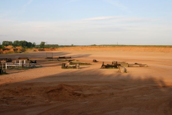 Praskačka, 23.5.2010
Rozsáhlá pískovna východně od obce.
Schlüsselwörter: Praskačka pískovna