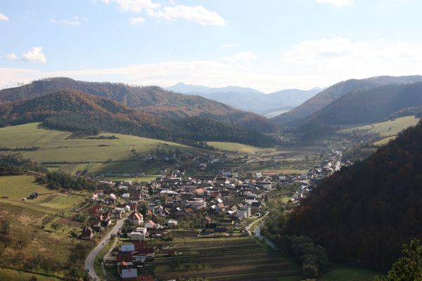 Prenčín, 22.10.2010
Pohled z vrchu Nadskálie na Prenčín. V pozadí malofatranský Kľak.  
Klíčová slova: Súlovské vrchy Prenčín Nadskálie Kľak