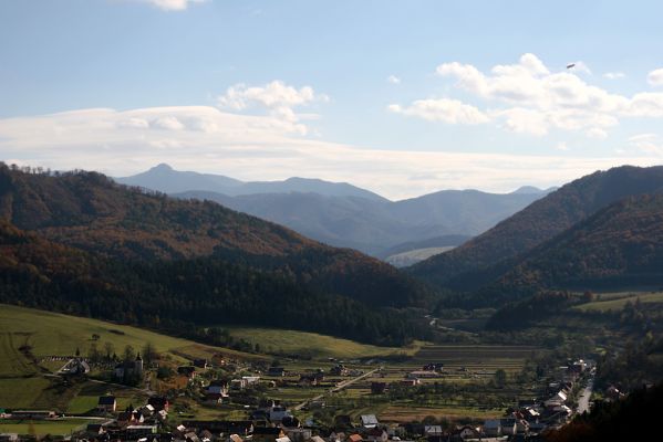 Prenčín, 22.10.2010
Pohled z vrchu Nadskálie na Prenčín. V pozadí malofatranský Kľak.  



Klíčová slova: Súlovské vrchy Prenčín Nadskálie Kľak