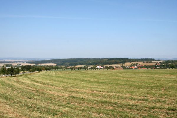 Přepychy, 18.9.2009
Pohled z jihu na obec Přepychy a lesy opočenské obory.
Klíčová slova: Přepychy Opočno