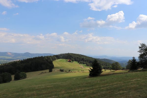 Žacléř, 13.8.2020
Rýchory. Vizov, chata Hubertus a Žacléřský hřbet od Mravenečníku.
Klíčová slova: Žacléř Rýchory Vizov chata Hubertus Žacléřský hřbet