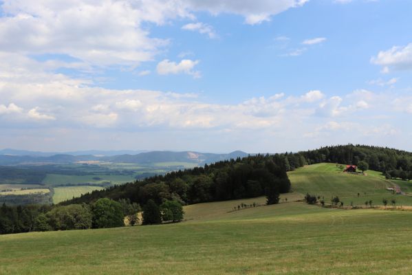 Žacléř, 13.8.2020
Rýchory. Vizov, chata Hubertus a Žacléřský hřbet od Mravenečníku.
Klíčová slova: Žacléř Rýchory Vizov chata Hubertus Žacléřský hřbet