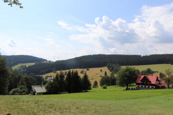 Žacléř, 13.8.2020
Rýchory, Vizov, chata Hubertus. V pozadí Mravenečník.
Klíčová slova: Žacléř Rýchory Vizov chata Hubertus Mravenečník