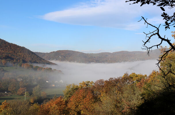 Sebuzín, 25.10.2022
Vrch Lenoch, les pod Havraní skálou. Ranní mlha nad Sebuzínem.
Schlüsselwörter: Ústí nad Labem Sebuzín České středohoří vrch Lenoch Havraní skála