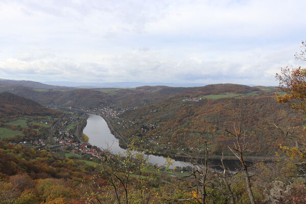 Sebuzín, 25.10.2022
Vrch Lenoch, Poradní skála. Pohled na Sebuzín.
Klíčová slova: Ústí nad Labem Sebuzín České středohoří vrch Lenoch Poradní skála