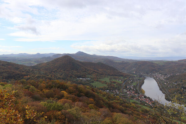 Sebuzín, 25.10.2022
Vrch Lenoch, Poradní skála. Pohled na Deblík, Kletečnou a Milešovku.
Klíčová slova: Ústí nad Labem Sebuzín České středohoří vrch Lenoch Poradní skála