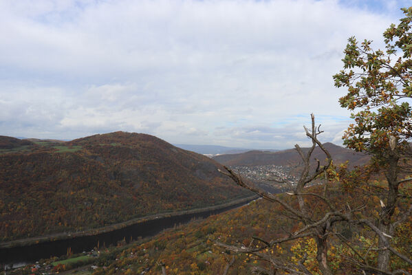 Sebuzín, 25.10.2022
Vrch Lenoch, Poradní skála. Pohled na Brnou.
Keywords: Ústí nad Labem Sebuzín České středohoří vrch Lenoch Poradní skála