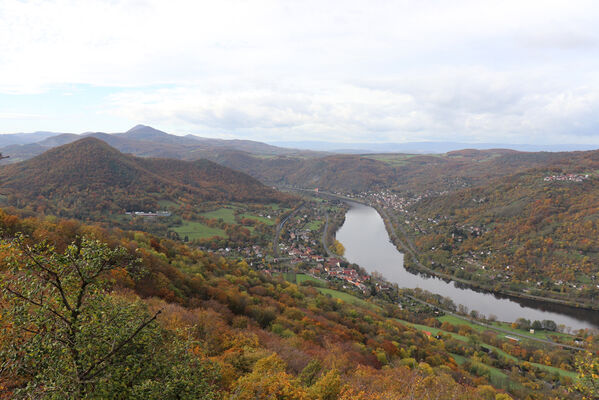 Sebuzín, 25.10.2022
Vrch Lenoch, Poradní skála. Pohled na Sebuzín.
Klíčová slova: Ústí nad Labem Sebuzín České středohoří vrch Lenoch Poradní skála