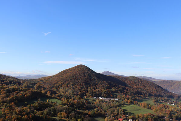 Sebuzín, 25.10.2022
Vrch Lenoch, Havraní skála. Pohled na Deblík.
Klíčová slova: Ústí nad Labem Sebuzín České středohoří vrch Lenoch Deblík Havraní skála