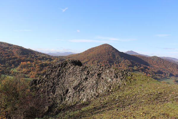 Sebuzín, 25.10.2022
Vrch Lenoch, Havraní skála. Pohled na Deblík.
Klíčová slova: Ústí nad Labem Sebuzín České středohoří vrch Lenoch Deblík Havraní skála