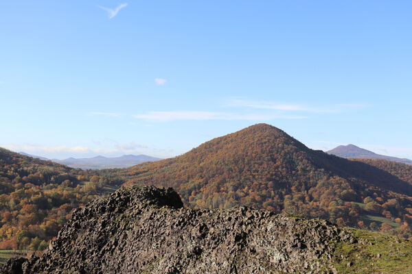 Sebuzín, 25.10.2022
Vrch Lenoch, Havraní skála. Pohled na Deblík.
Klíčová slova: Ústí nad Labem Sebuzín České středohoří vrch Lenoch Deblík Havraní skála