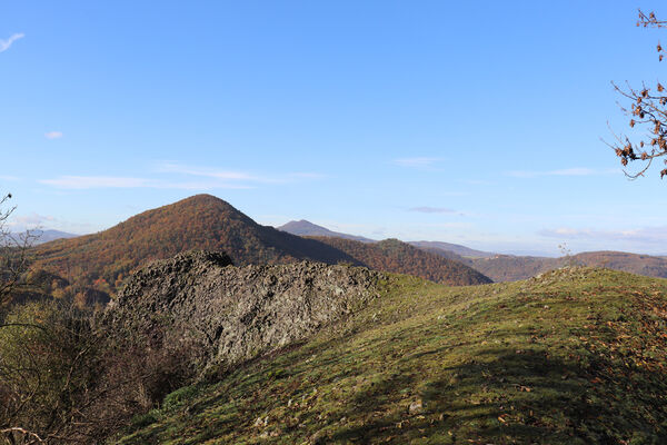 Sebuzín, 25.10.2022
Vrch Lenoch, Havraní skála. Pohled na Deblík.
Klíčová slova: Ústí nad Labem Sebuzín České středohoří vrch Lenoch Deblík Havraní skála