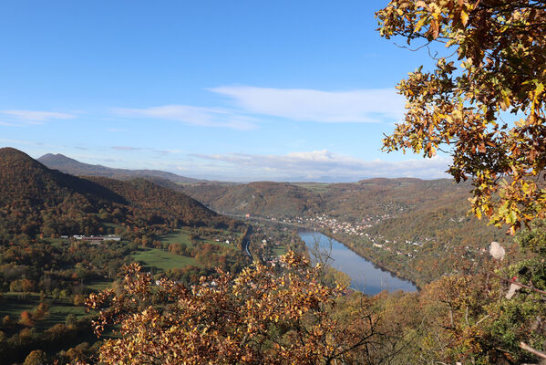 Sebuzín, 25.10.2022
Vrch Lenoch, Havraní skála. Pohled na Labe a Dolní Zálezly.
Keywords: Ústí nad Labem Sebuzín České středohoří vrch Lenoch Havraní skála