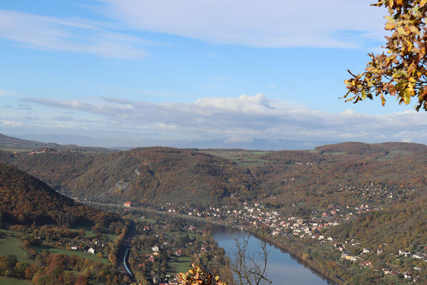 Sebuzín, 25.10.2022
Vrch Lenoch, Havraní skála. Pohled na Labe a Dolní Zálezly.
Schlüsselwörter: Ústí nad Labem Sebuzín České středohoří vrch Lenoch Havraní skála