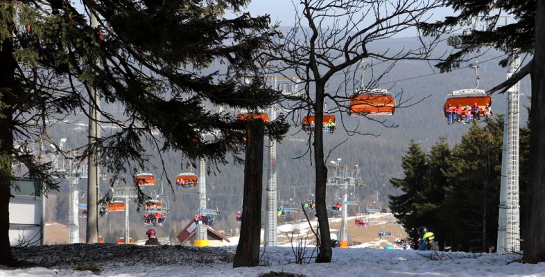 Sedloňov, 25.2.2021
Vrch Šerlich - Skyway Express Nartorama ze střediska Zieleniec. 
Mots-clés: Orlické hory Sedloňov vrch Šerlich