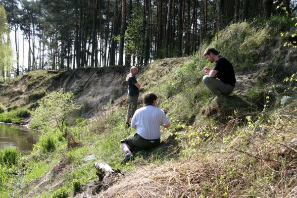 Sowiniec, 27.4.2009
Bílá hora - břeh řeky Warty. Kameraman Martin filmuje kovaříka Cidnopus aeruginosus, rejža Václav to má pod kontrolou. David vyhledává další kovaříky...
Mots-clés: Sowiniec Warta Bílá hora Cidnopus aeruginosus Dušánek Samek Dawson