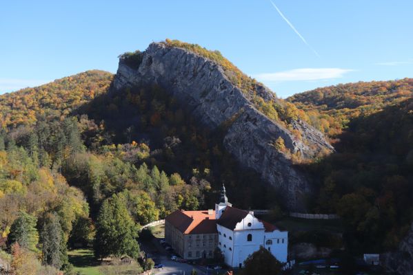 Svatý Jan pod Skalou, 20.10.2021
Svah pod vyhlídkou Na mramoru - pohled na klášter benediktinů.
Klíčová slova: Český kras Svatý Jan pod Skalou Na mramoru klášter benediktinů