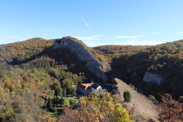 Svatý Jan pod Skalou, 20.10.2021
Svah pod vyhlídkou Na mramoru - pohled na klášter benediktinů.
Schlüsselwörter: Český kras Svatý Jan pod Skalou Na mramoru klášter benediktinů