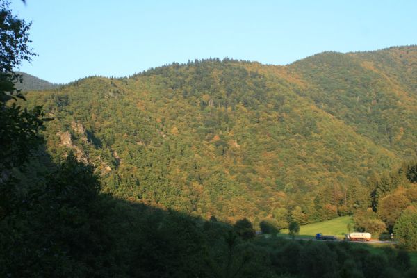 Strečno, Starý hrad, 17.9.2007
Pohled na suťové lesy od Starého hradu na vrch Plešel.
Mots-clés: Strečno Starý hrad Plešel