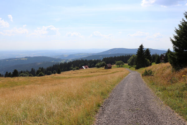 Strážné, 17.8.2022
Lahrovy boudy, pohled na Žalý.

Keywords: Krkonoše Strážné Lahrovy boudy Žalý