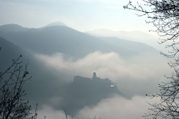 Ústí nad Labem, 27.3.2016
Labské vrchy. Pohled z naučné stezky Větruše-Vrkoč na hrad Střekov a na vrch vysoký Ostrý.



Schlüsselwörter: Ústí nad Labem Střekov Labské vrchy Vysoký Ostrý