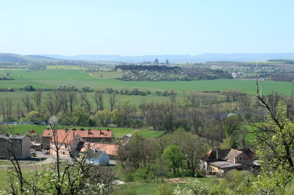 Stroupeč, 17.4.2007
Pohled ze stepi přes obec Stroupeč na Nové Sedlo.
Klíčová slova: Stroupeč Nové Sedlo