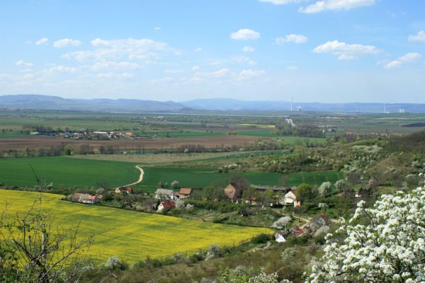 Přívlaky, 17.4.2007
Rozkvetlé zarůstající pastviny nad obcí Přívlaky. Pohled k Nechranické přehradě.
Schlüsselwörter: Přívlaky Nechranická přehrada.