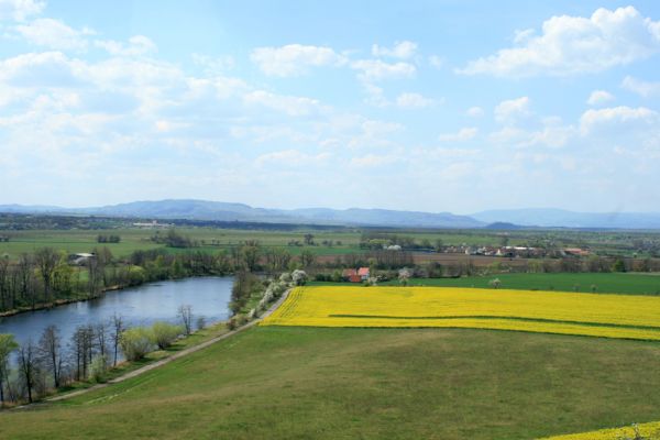 Přívlaky, 17.4.2007
Pozled ze stepi nad obcí Přívlaky na řeku Ohři a Doupovské hory.
Klíčová slova: Přívlaky Ohře Doupovské hory