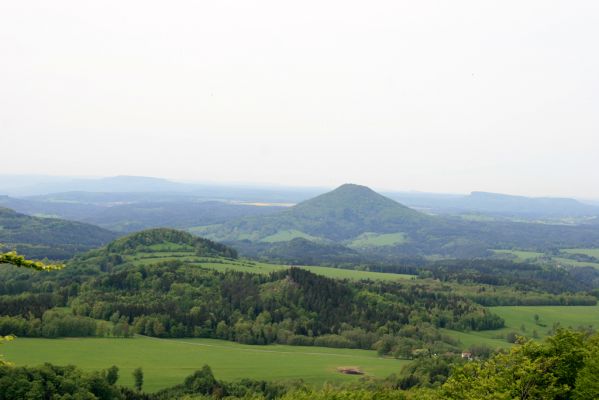 Česká Kamenice, Líska, 12.5.2015
Kamenné moře na jižním svahu vrchu Studenec. Pohled na Růžovský vrch.

Klíčová slova: Česká Kamenice Líska vrch Studenec Růžovský vrch