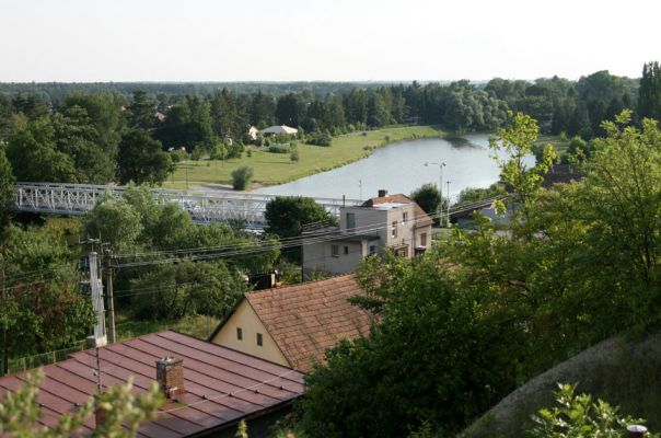 Hradec Králové-Svinárky, 25.7.2008
Pohled z vyhlídky na kopci nad Svinárky na obec Svinárky, řeku Orlici a most na Svinary. 
Mots-clés: Hradec Králové Svinárky Orlice