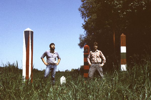 Malé Trakany - řeka Tisa, 23.5.1989
Unikátní snímek z místa, kde se stýkaly tehdejší hranice SSSR, Maďarska a Československa (nyní Ukrajiny, Maďarska a Slovenska). Na snímku pózují Jaroslav Jelínek a Josef Mertlik.
Schlüsselwörter: Malé Trakany hranice