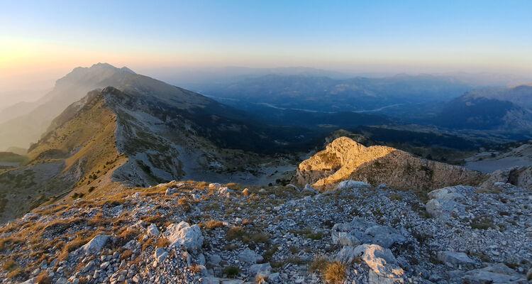 Mount Tomorr, 29.6.2024
Hlavní vrchol pohoří Maja e Partizanit (2416 m) z Maja e Tomorit.
Klíčová slova: Albania Berat Mount Tomorr