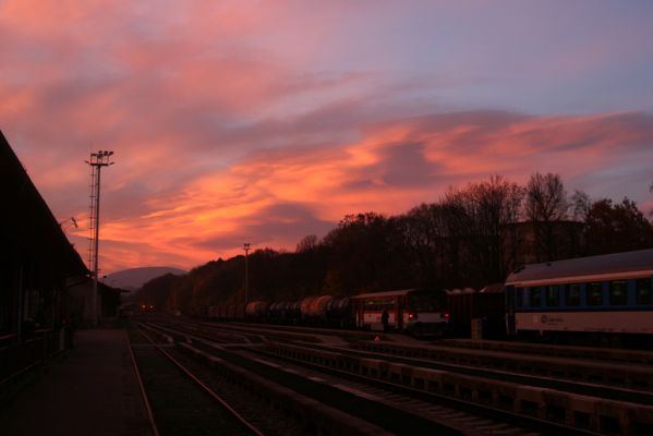 Trutnov, 5.11.2018
Večer na trutnovském nádraží.
Schlüsselwörter: Krkonoše Trutnov nádraží