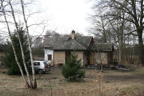 Týniště nad Orlicí, 13.4.2013
U Petrovic. Obydlí nedotknutelných na okraji bývalé obory.



Klíčová slova: Týniště nad Orlicí U Petrovic cikáni
