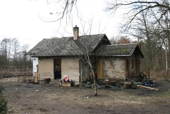 Týniště nad Orlicí, 13.4.2013
U Petrovic. Obydlí nedotknutelných na okraji bývalé obory.



Klíčová slova: Týniště nad Orlicí U Petrovic cikáni