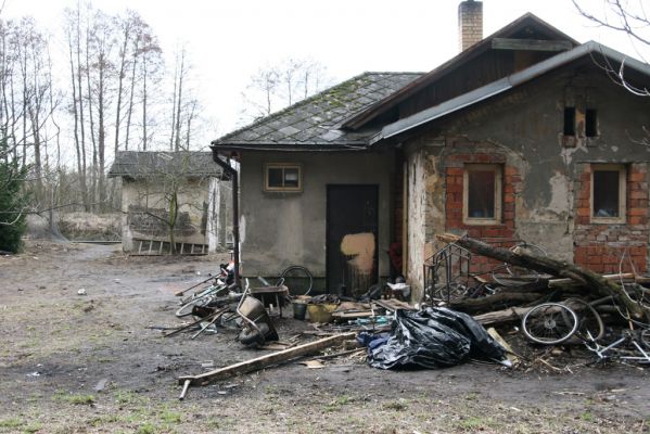 Týniště nad Orlicí, 13.4.2013
U Petrovic. Obydlí nedotknutelných na okraji bývalé obory.


Klíčová slova: Týniště nad Orlicí U Petrovic cikáni