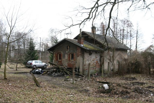 Týniště nad Orlicí, 13.4.2013
U Petrovic. Obydlí nedotknutelných na okraji bývalé obory (50° 9'56.56"N, 16° 3'37.65"E).


Klíčová slova: Týniště nad Orlicí U Petrovic cikáni