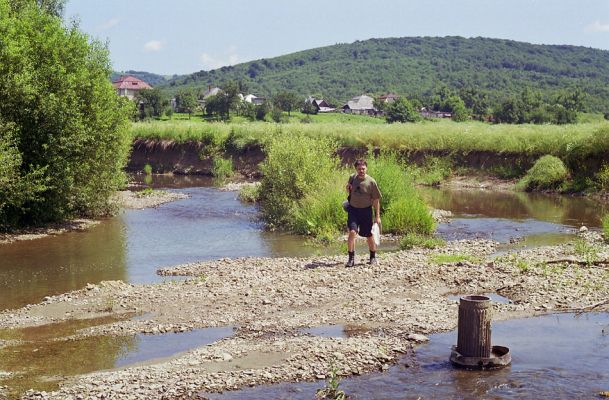 Ubľa, řeka Ublianka, 15.6.2002
Meandr řeky jihovýchodně od obce. Kontrolní návštěva biotopu kovaříka Oedostethus tenuicornis po jedenácti letech od jeho objevení. 
Klíčová slova: Ubľa Ublianka Oedostethus tenuicornis