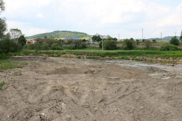 Ubľa, 17.6.2011
Štěrkoviště v náplavech Ublianky. Takto dokázaly rozšířit koryto povodně z roku 2007.



Klíčová slova: Ubľa řeka Ublianka