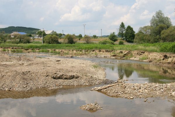 Ubľa, 17.6.2011
Štěrkoviště v náplavech Ublianky. Takto dokázaly rozšířit koryto povodně z roku 2007.



Klíčová slova: Ubľa řeka Ublianka