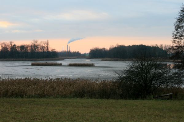 Újezd, 15.11.2008
Podzimní soumrak na Újezdském rybníku. Na obzoru je vidět Opatovická elektrárna.
Klíčová slova: Újezd Újezdský rybník elektrárna Opatovice