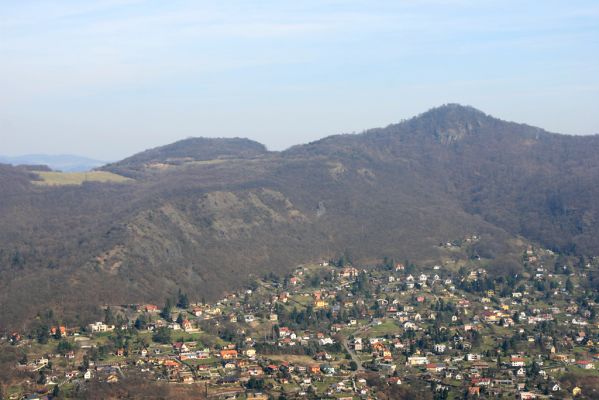 Stebno, 27.3.2016
Pohled z vyhlídky Skály na obec Brná, na Sluneční stráň a Vysoký ostrý vrch.
Klíčová slova: Stebno Skály Brná Sluneční stráň Vysoký ostrý Cardiophorus erichsoni