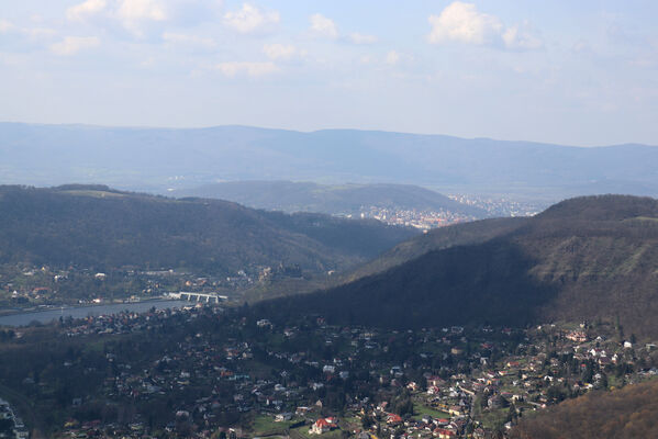 Ústí nad Labem, Brná, 10.4.2023 
Čertova jizba - pohled na Brnou a Střekov.
Keywords: Ústí nad Labem Brná Střekov České středohoří Čertova jizba