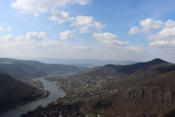 Ústí nad Labem, Brná, 10.4.2023 
Čertova jizba - pohled na Střekov a Vysoký Ostrý.
Schlüsselwörter: Ústí nad Labem Brná České středohoří Čertova jizba