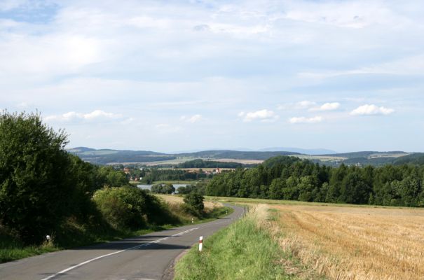 Velký Vřešťov, 19.8.2008
Pohled na obec z jihu. Vlevo vykukuje dominanta kraje - vrch Zvičina, vpravo východní hřeben Krkonoš.
Mots-clés: Velký Vřešťov